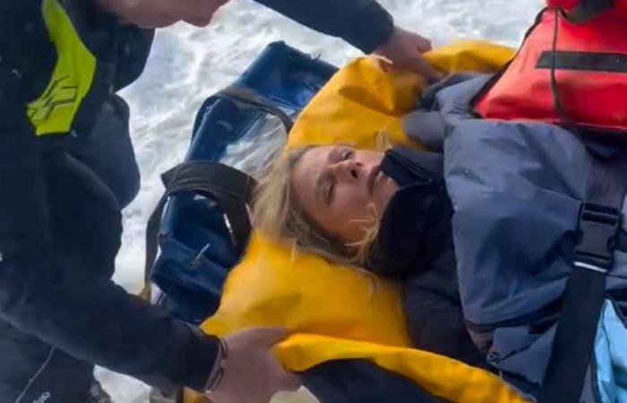 Karin Viard wurde nach einem Skiunfall auf einer Trage abtransportiert