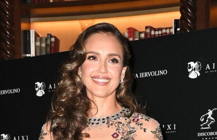 Ganz in Transparenz, Jessica Alba und ihr frühlingsfarbenes Kleid auf dem roten Teppich in Rom