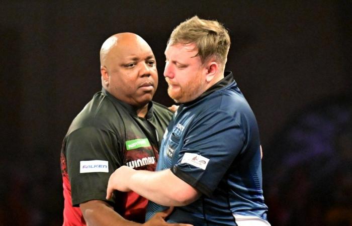 Cameron Menzies bricht in Tränen aus, als er in der ersten Runde der World Darts Championship gegen den Fanliebling Leonard Gates verliert