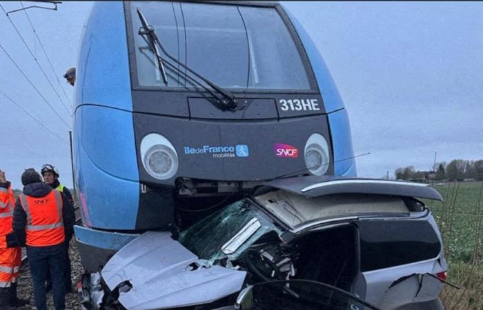 Seine-et-Marne. Ein Zug prallt an einem Bahnübergang auf ein nicht zugelassenes Auto: Eine schwer verletzte Person wird in die Luft geflogen