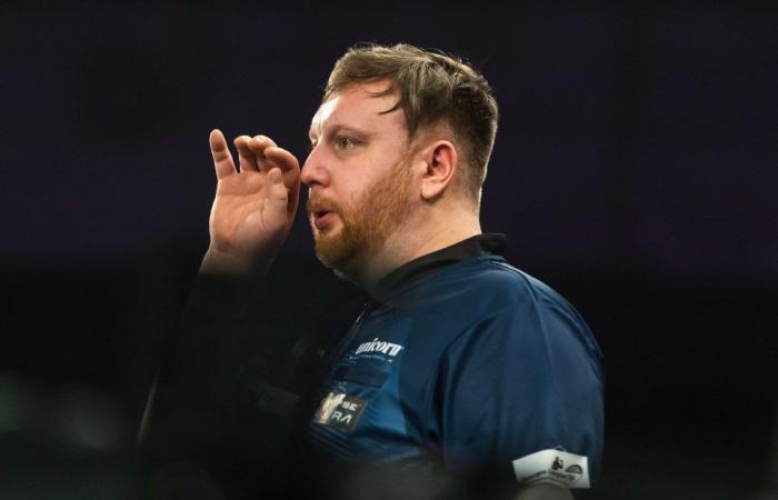 Cameron Menzies bricht in Tränen aus, als er in der ersten Runde der World Darts Championship gegen den Fanliebling Leonard Gates verliert