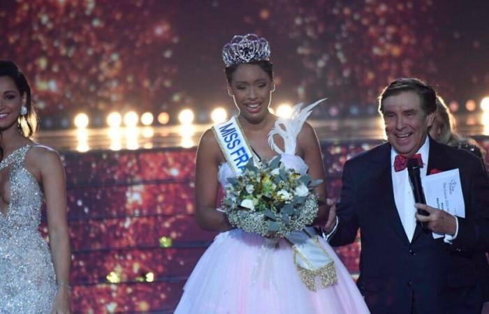 Hinter den Kameras musste Angélique Angarni-Filopon (Miss France 2025) mitten in der Zeremonie „ein unwahrscheinliches unerwartetes Ereignis bewältigen“.