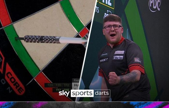 World Darts Championship: Luke Humphries gewinnt neun Legs in Folge und segelt zum Sieg, während er mit der Titelverteidigung beginnt | Darts-Nachrichten