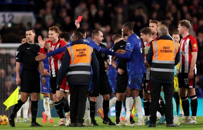 Was Cole Palmer und Jadon Sancho taten, als Marc Cucurella nach Chelsea gegen Brentford vom Platz gestellt wurde