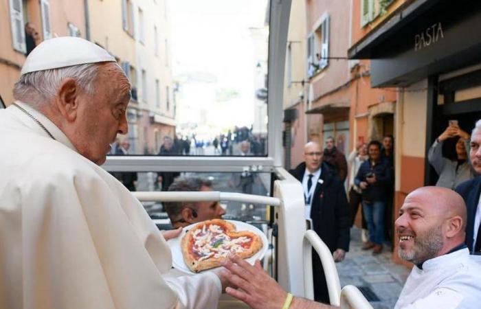 VIDEO. Als Papst Franziskus in Ajaccio eine Pizza segnete