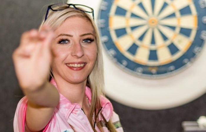 Cameron Menzies bricht in Tränen aus, als er in der ersten Runde der World Darts Championship gegen den Fanliebling Leonard Gates verliert