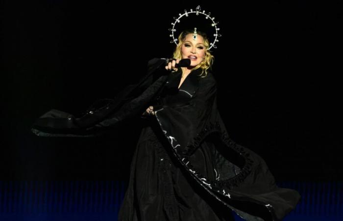 Madonna übermittelt KI-generierte Bilder ihres umarmenden Papstes