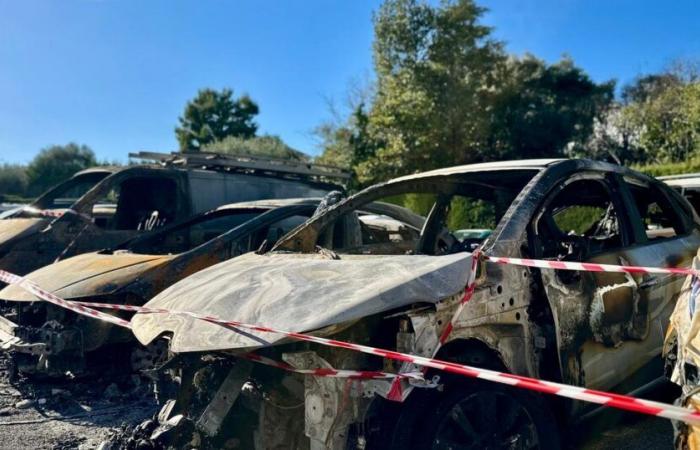 In Nizza stehen mehrere verkohlte Autos auf dem Privatparkplatz einer Residenz