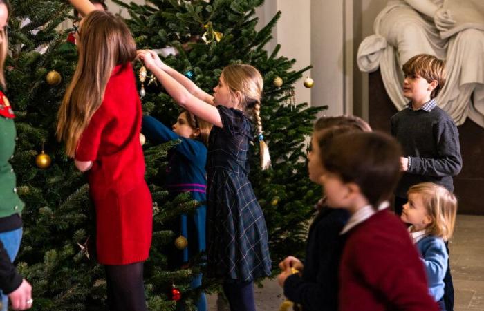 Umgeben von ihren Enkelkindern erhält Silvia aus Schweden Weihnachtsbäume