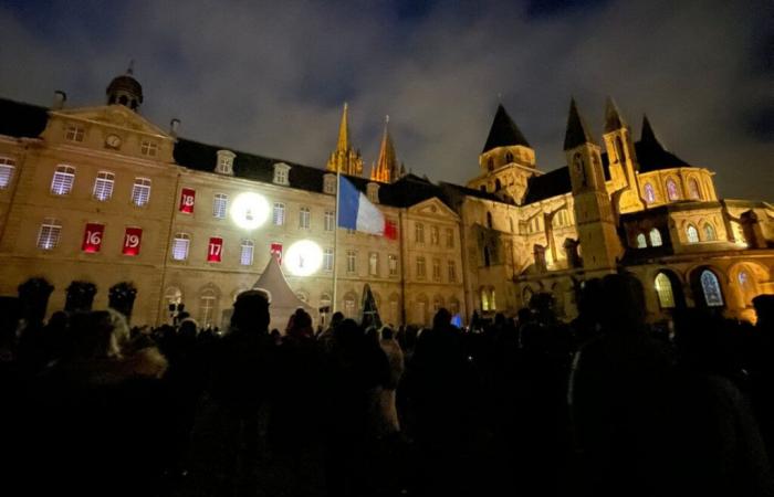 Eine Überraschung im Adventskalender veranlasst den Bürgermeister von Caen zu einer Entschuldigung