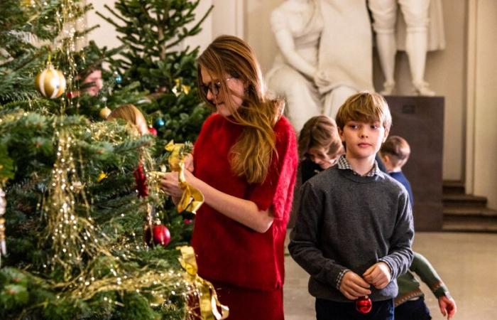 Umgeben von ihren Enkelkindern erhält Silvia aus Schweden Weihnachtsbäume