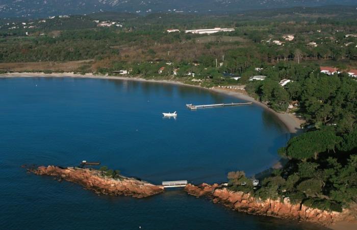 Befindet sich die Hütte in Cala Rossa im öffentlichen Meeresgebiet?