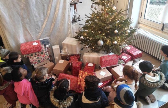 Schulkinder basteln Solidaritätsboxen für die Bedürftigsten dieser Stadt im Val-d’Oise