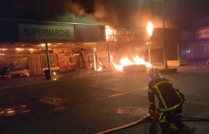 Ein Einkaufszentrum in Saint-Jean wurde durch einen Brand zerstört