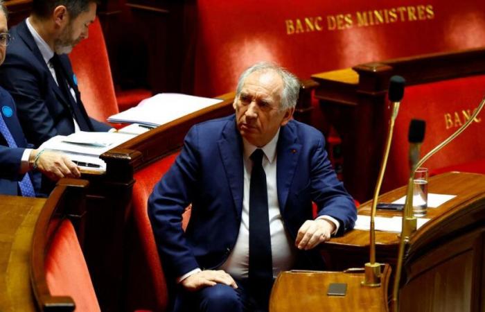 Le Figaro tauchte während der ersten Fragen an François Bayrou in die Gänge der Versammlung ein