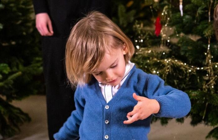 Umgeben von ihren Enkelkindern erhält Silvia aus Schweden Weihnachtsbäume