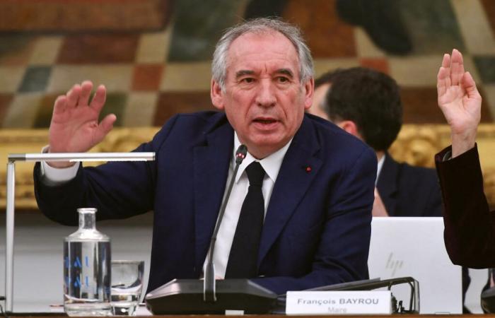 Welche Funktionen übt François Bayrou zusätzlich zu seiner Rolle als Premierminister aus und wie viel verdient er?