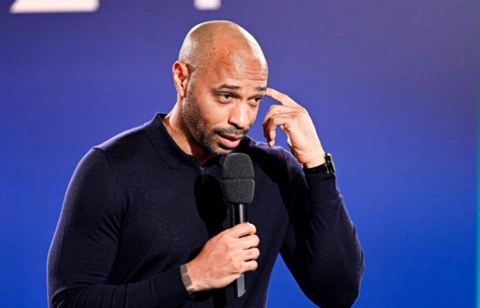 Thierry Henry greift einen Arsenal-Spieler an