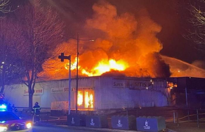 Châteauroux: Großbrand im Einkaufszentrum des Stadtteils Saint-Jean