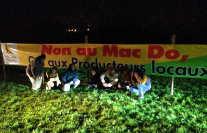 „Nein zu McDonald’s, ja zu lokalen Produzenten“: Dordogne-Züchter entfalten ein Banner gegen ein zukünftiges Fastfood-Restaurant