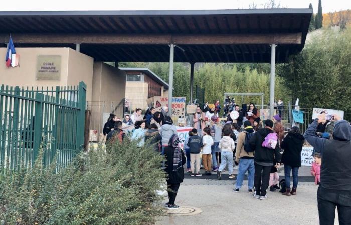 SAINT-JEAN-DU-GARD Unter Androhung von Klassenschließungen wechseln sich die Eltern vor der Schule ab