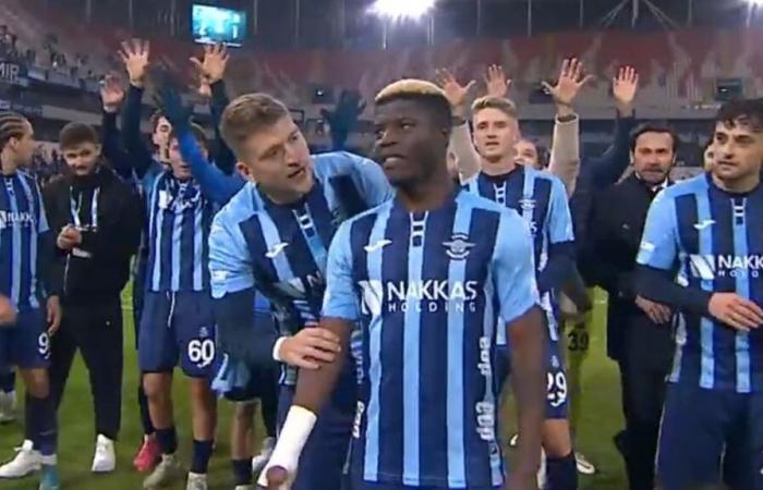 Der Spieler von Adana Demirspor erfährt zur Halbzeit vom Tod seines Bruders und beendet das Spiel