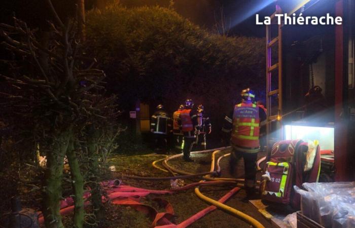 Puisieux-et-Clanlieu: Brand in einem Haus, 1 verstorbener Mann wird dort gefunden.