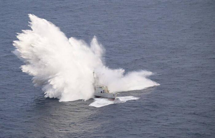 Im wahrsten Sinne des Wortes in zwei Teile geschnitten: Bilder eines ehemaligen französischen Marineschiffs, das von einem schweren Torpedo versenkt wurde