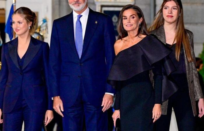 Letizia und Felipe VI. von Spanien zusammen mit ihren Töchtern Leonor und Sofia: Ihre symbolträchtige Grußkarte wurde endlich enthüllt