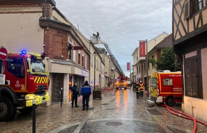 Bei einem heftigen Brand in Aÿ, in der Nähe eines Champagnerhauses, wurden 20 Menschen evakuiert