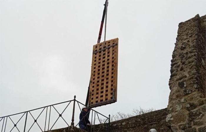 Nach Notre-Dame de Paris liefern die Perrault-Werkstätten das Schlossportal