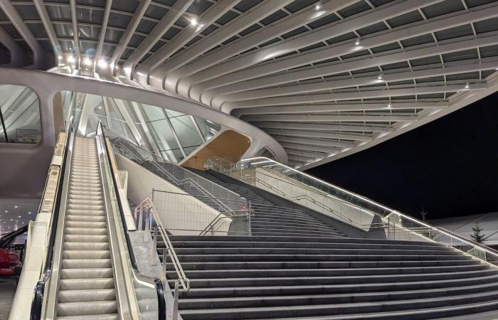 „Historischer“ Moment in Mons, als Pendler den neuen Bahnhof entdecken: „Es war nicht nötig, aber das Ergebnis ist da, es ist sehr schön“