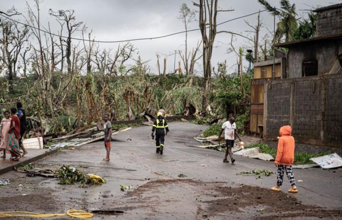 „Es ist eine wirklich mühsame Arbeit“: Wie Rettungskräfte in den Ruinen von Mayotte nach Opfern suchen