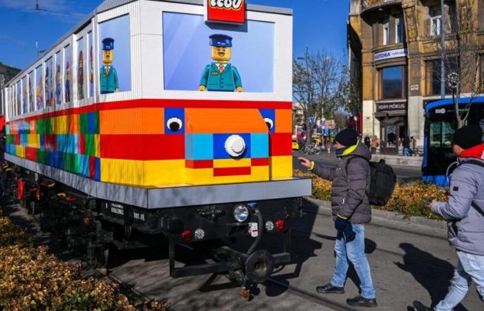 Ein Künstler baut eine mehr als 11 Meter lange Straßenbahn aus Lego-Steinen.