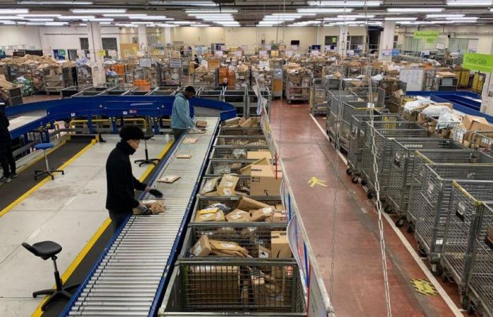 IN BILDERN – Fast 30.000 Pakete im Zentrum von Marsac in der Dordogne sortiert, der geschäftigste Tag vor Weihnachten