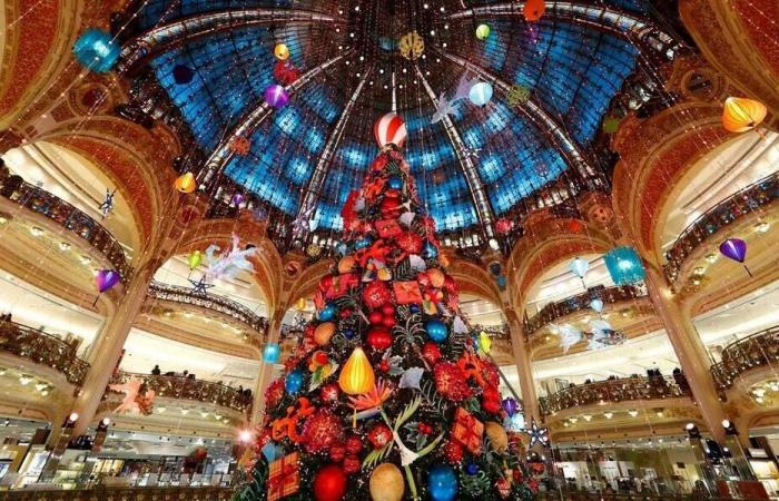 Entdecken Sie die fabelhaften Weihnachtsfenster in Paris, ein magisches Schauspiel in der Stadt