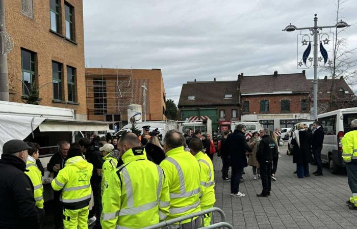 Kommunalbedienstete unterbrechen eine Stunde lang ihre Arbeit, um ihre Besorgnis zum Ausdruck zu bringen: „Wir wissen, dass der öffentliche Dienst von der Regierung bedroht wird.“