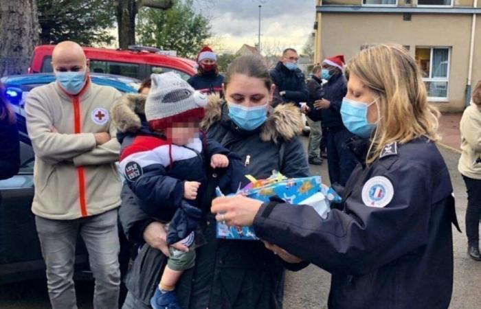 Strafverfolgungs- und Rettungsdienste werden für kranke Kinder den Weihnachtsmann spielen