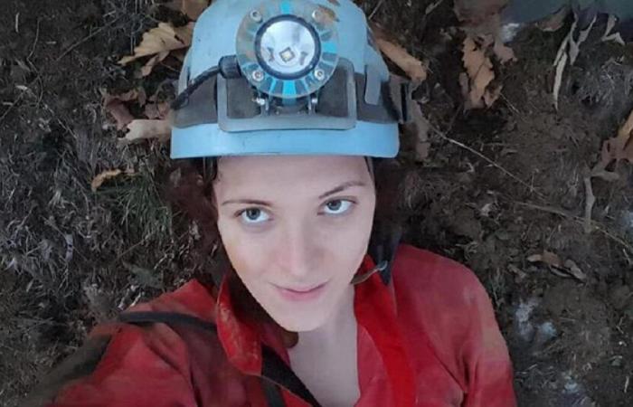 Ottavia Piana liegt außerhalb der Höhle. Der Höhlenforscher wurde in das Krankenhaus in Bergamo verlegt