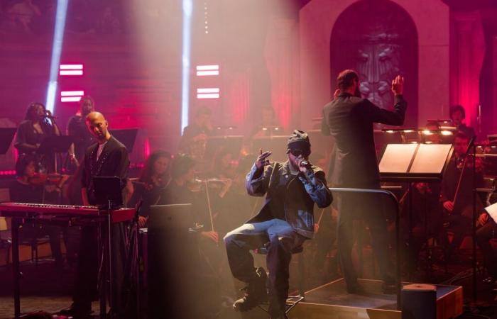 Rapper Josman vor dem Philharmonischen Orchester von Radio France