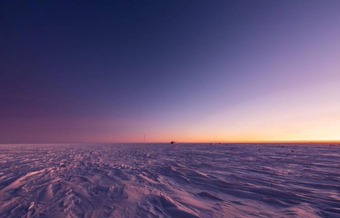 Er begibt sich auf eine Expedition in die Antarktis, um zu beweisen, dass die Erde flach ist, und stellt fest, dass er sich geirrt hat