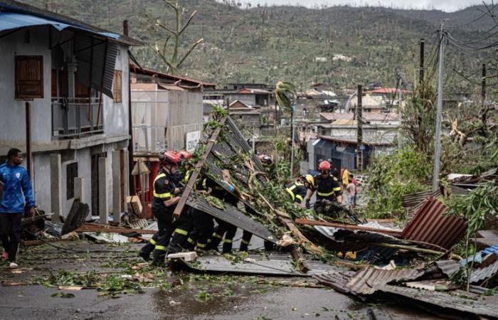 „Es ist eine wirklich mühsame Arbeit“: Wie Rettungskräfte in den Ruinen von Mayotte nach Opfern suchen