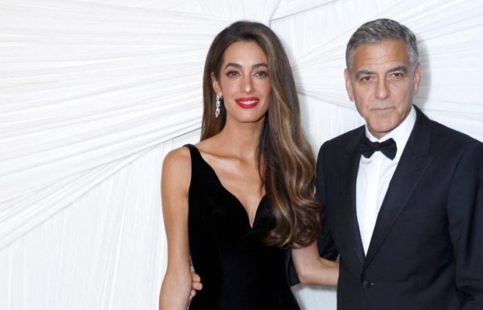 Während ihres Aufenthalts in Frankreich wagt Amal Clooney es, Jeans-Microshorts zu tragen