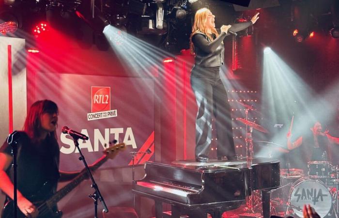 Der Weihnachtsmann setzt während seines Very Very Private Concert mit „Recommence-moi“ das Grand Studio RTL2 in Brand