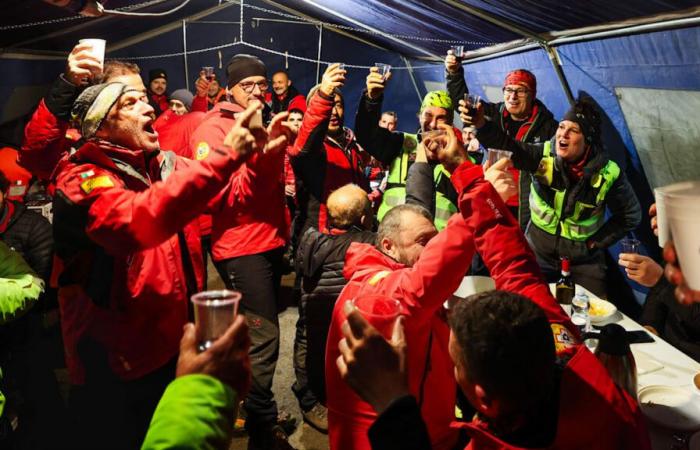 Forscherin aus Höhle gebogen: Retter feiern mit Rotwein und Carbonara! | News