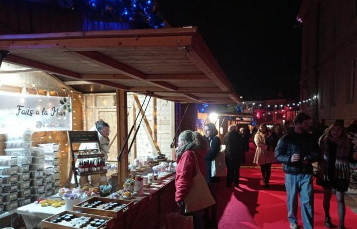 Auf dem Weihnachtsmarkt dieser Stadt in Eure steht die Handwerkskunst im Vordergrund