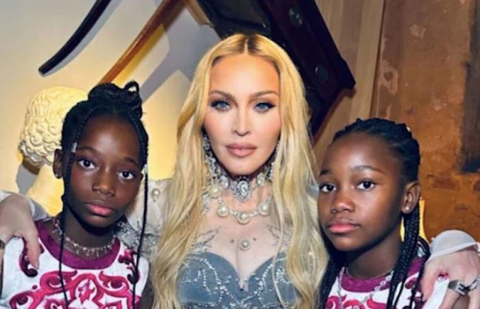 Madonna zeigt ihr jugendliches Aussehen, als sie auf ein besonderes Projekt mit ihren Töchtern Estere und Stella hinweist