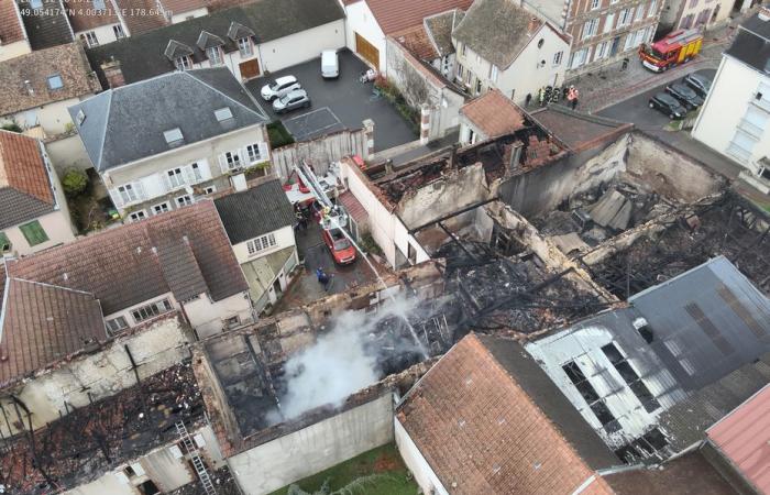 Bei einem heftigen Brand in Aÿ, in der Nähe eines Champagnerhauses, wurden etwa zwanzig Menschen evakuiert