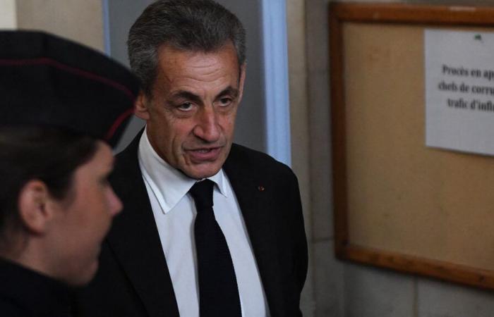 Nicolas Sarkozy wird mit der Armbinde endgültig zu einem Jahr Gefängnis verurteilt