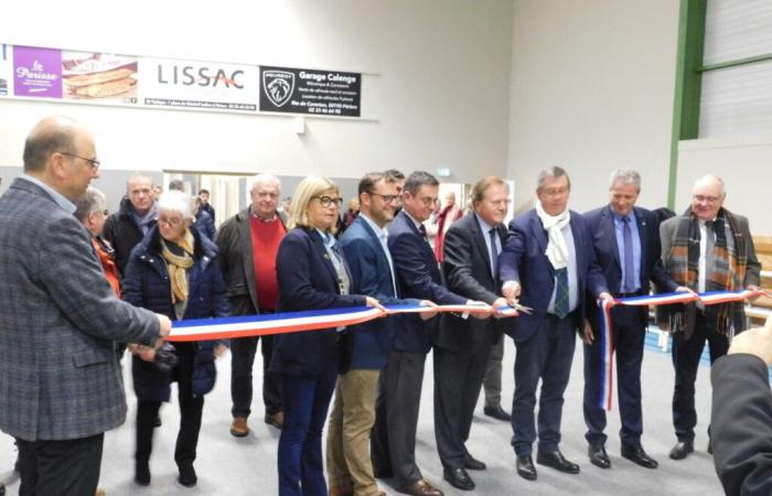 Diese in den 70er Jahren erbaute Turnhalle von Manche wurde renoviert und erweitert